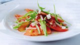 Salade van watermeloen met knapperige rauwe ham en munt