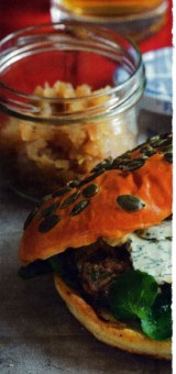 Gegrilde beefburger met blauwe kaas en een relish