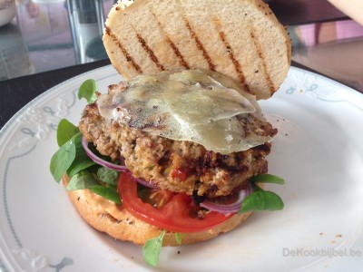 Runderburger met chorizo en Spaanse tomatenaioli