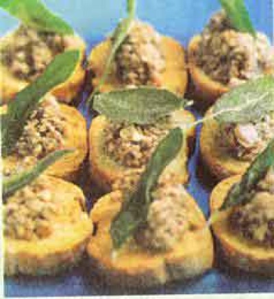 Crostini met geroosterde champignons en salie