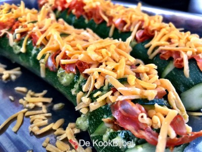Hasselback courgette met pesto, cheddar en chorizo