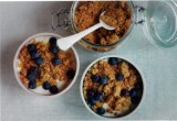 Sojayoghurt met bessen en havermoutcrumble