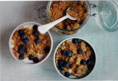 Sojayoghurt met bessen en havermoutcrumble