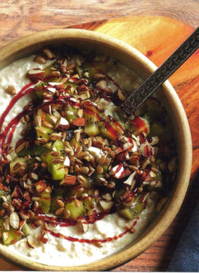 Ontbijtpap met haver, kiwi en cottage cheese