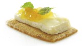 Boterkoekjes, brie en confituur van sinaasappel