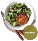 Kaasburgers met lente-ui en slaatje van zoete paprika