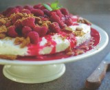 Plattekaastaart met vanille, speculaas en framboos