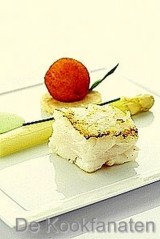 Op het vel gebakken kabeljauw met asperges