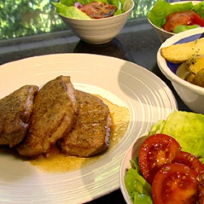 Mignonnettes met tomatensalade en ovenaardappelen Mignonnettes met tomatensalade en ovenaardappelen