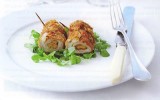 Kalfsrolletjes met geitenkaas, kruidenkoek en saus van luikse siroop