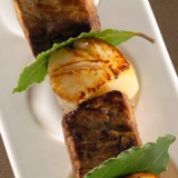 Kalfsbrochette met Sint-Jakobsvruchten, laurier en maderasausje