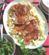 Kalpslapjes en tagliatelle met peterselie-amandel pesto