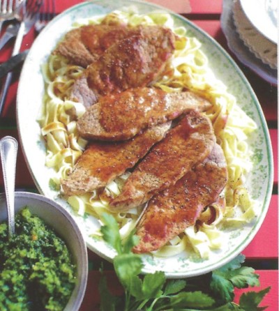 Kalpslapjes en tagliatelle met peterselie-amandel pesto Kalpslapjes en tagliatelle met peterselie-amandel pesto