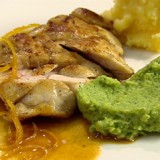 Krokant gebakken kalfszwezerik met puree van broccoli, kaasaardappelen en sausje van sinaasappel