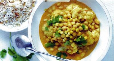 Curry van bloemkool en kikkererwten, gekruide rijst en amandelen Curry van bloemkool en kikkererwten, gekruide rijst en amandelen