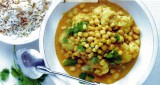 Curry van bloemkool en kikkererwten, gekruide rijst en amandelen