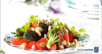 Salade van kikkererwten met geroosterde broccoli