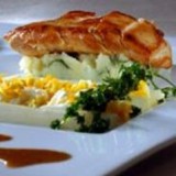 Krokant gebakken kipfilet met witte asperges, geplet ei, charlotte-pureetje en saus met groene peper