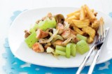 Kip met bleekselder in de wok