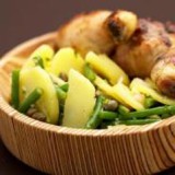 Kippenboutjes met aardappelsla en bonen