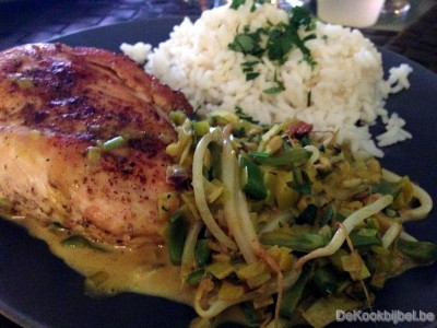 Kip met curry, prei en peultjes