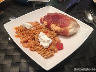 Gevulde kipfilet met geitenkaas, tomaat en pasta