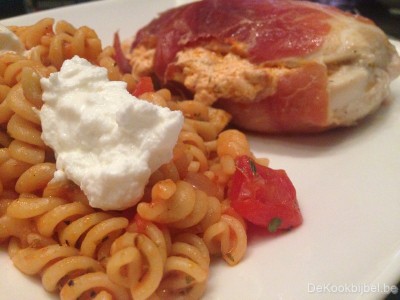 Gevulde kipfilet met geitenkaas, tomaat en pasta