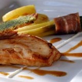 Kip met een persillade, groene asperges, drooggezouten Meesterlyck ham en gegrilde aardappelplakjes