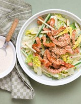 Salade met reepjes kip, komkommer, appel en sesam
