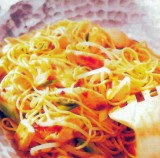 Gebakken noedels met tofu en kip