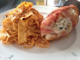 Gevulde kipfilet met rode pesto-pasta