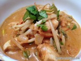 Kip, rode curry, pindakaas en kokosmelk