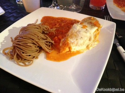 Kip, tomatensaus en mozzarella in de oven met spelt pasta