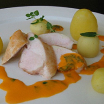 Kruidige kip met tomatensaus en aardappelen Kruidige kip met tomatensaus en aardappelen