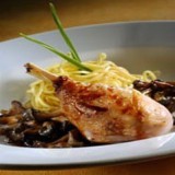 Kippenbout gestoofd met Xeresazijn, verse pasta en seizoen paddestoelen