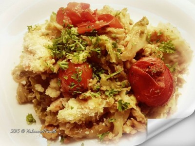 Ovenschotel van peterselie tomatenpuree met kippengehakt en savooiekool. 