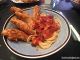 Kipnuggets met pasta, tomatensaus en courgette
