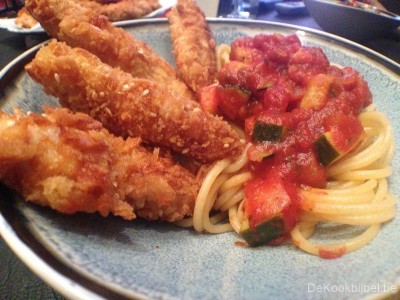 Kipnuggets met pasta, tomatensaus en courgette