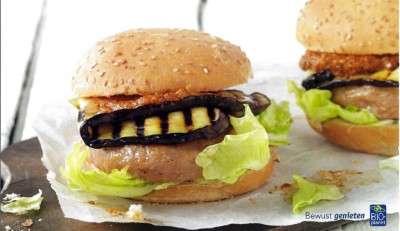 Kippenburger met gegrilde aubergine en paprikasaus