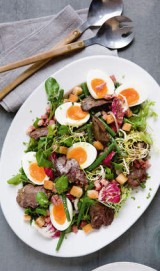 Salade met kippenlevers, spekjes en croutons
