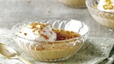 Koffiepudding met slagroom en speculaaskruimels