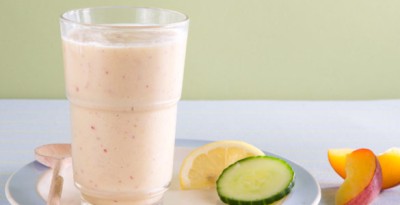 Komkommer, banaan en nectarine smoothie  