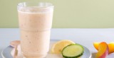 Komkommer, banaan en nectarine smoothie  