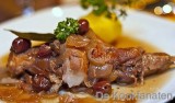 Konijn met krieken en gestamde aardappel geparfumeerd met mierikswortel