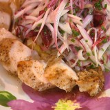 Kortgebakken konijn met salade van roodloof en chutney van pruimen en kweepeer
