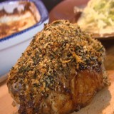 Lamsbout in persillade met een gratin van raapjes