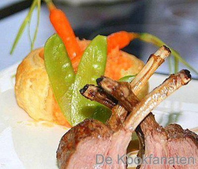 Lamkroontje met tijm-rozemarijnthee,tompoes met aardappel-tomaat en basilicum, seizoen groenten