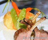 Lamkroontje met tijm-rozemarijnthee,tompoes met aardappel-tomaat en basilicum, seizoen groenten