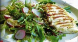 Lenteslaatje met licht geroosterde bulgur en gegrilde halloumi