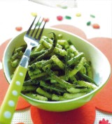 Macaroni en bonen met spinaziepesto
